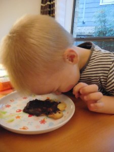 Při zdobení prý neujídal. Ale Toník mu prozradil, že má hnědý vousy a že těch si asi všimnu.